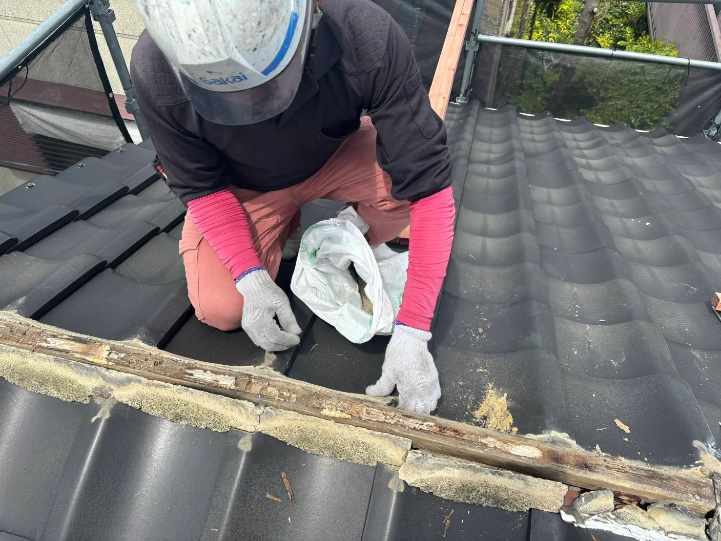 漆喰交換で瓦屋根を長持ち！棟瓦下地までしっかり補修の画像