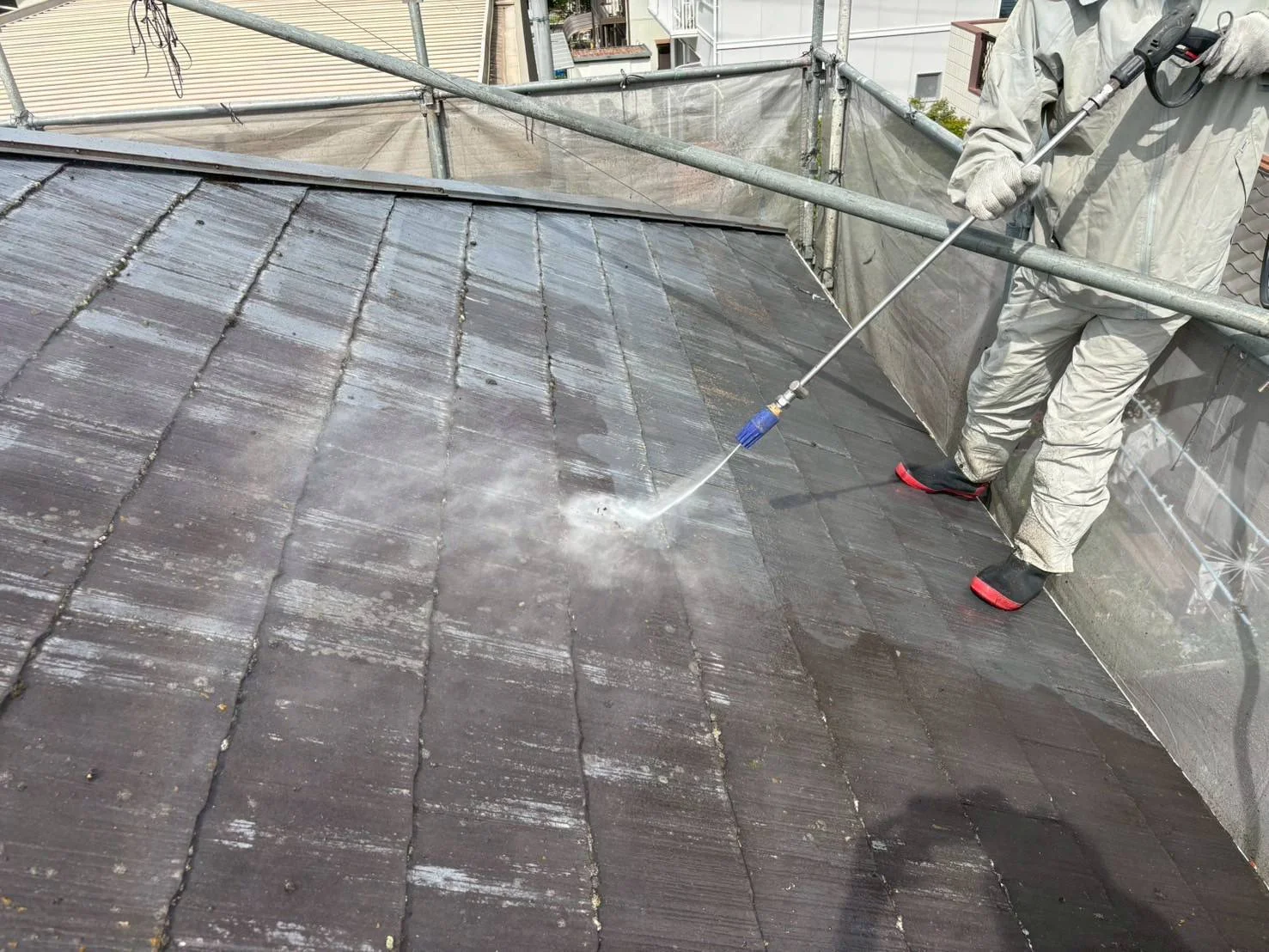 夏の外壁塗装工事｜熱中症対策万全で一戸建て全体を高圧洗浄の画像