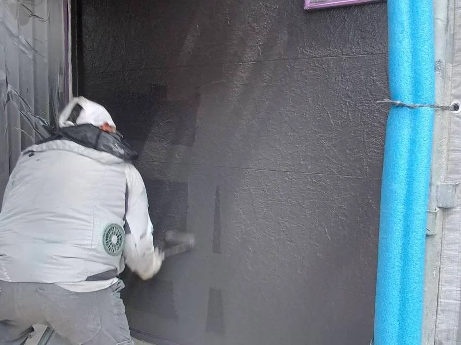 職人が丁寧に上塗りを重ね、塗膜の厚みを均一に整えています。 こうした作業の積み重ねが、仕上がりの美しさと耐久性を左右します。