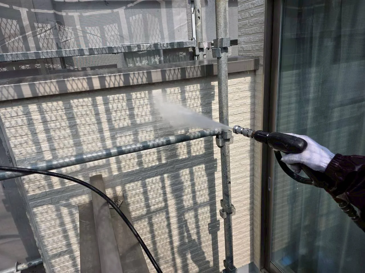 高圧洗浄機で外壁表面の汚れを除去しました。 高圧洗浄機で外壁表面の汚れを除去しました。